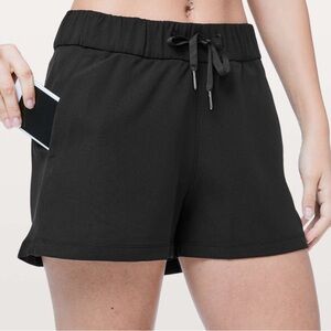 Lululemon On The Fly Short *Woven *2.5"
Black sz 2